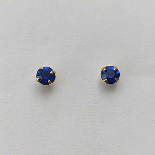 BRINCO FOLHEADO A OURO - BANHADO COM 5 MILÉSIMOS + VERNIZ DIAMOND -  BRINCO DE PINO STRASS AZUL ESCURO 3MM - (OURO252) OUBR000209