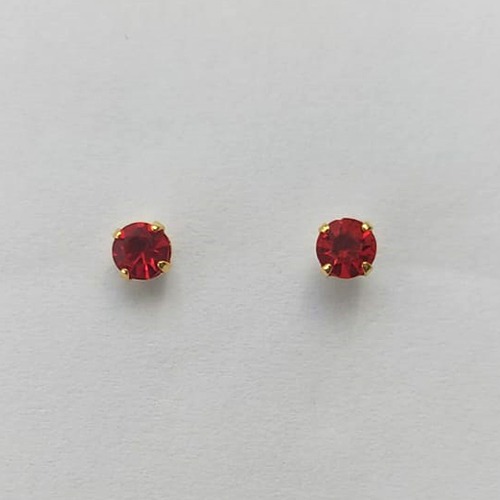 BRINCO FOLHEADO A OURO - BANHADO COM 5 MILÉSIMOS + VERNIZ DIAMOND -  BRINCO DE PINO STRASS VERMELHO 3MM - (OURO257) OUBR000214