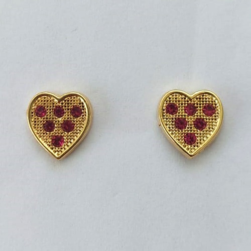BRINCO FOLHEADO A OURO - BANHADO COM 5 MILÉSIMOS + VERNIZ DIAMOND -  BRINCO DE PINO CORAÇÃO COM MICRO ZIRCÔNIAS VERMELHAS 10MM - (OURO273) OUBR000217
