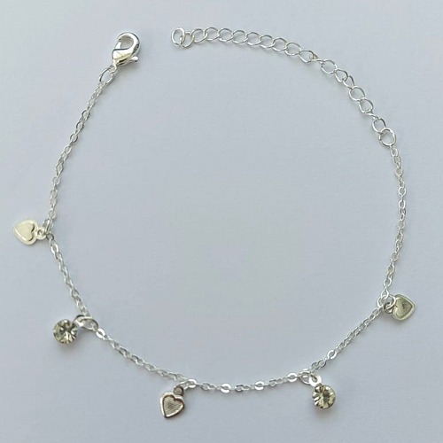 PULSEIRA FOLHEADA A PRATA COM 50 MILÉSIMOS + VERNIZ DIAMOND - PULSEIRA COM CORAÇÕES E STRASS  - TAMANHO: 16CM + EXTENSOR E  FECHO LAGOSTA (PRA102) PRPS001108