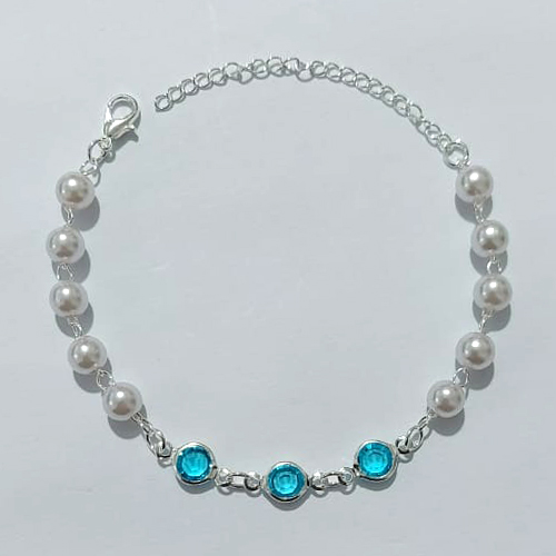 PULSEIRA FOLHEADA A PRATA COM 50 MILÉSIMOS + VERNIZ DIAMOND - PULSEIRA COM PEDRA CRISTAIS AZUÍS E PÉROLAS  - TAMANHO: 14CM + EXTENSOR E  FECHO LAGOSTA PRPS001110