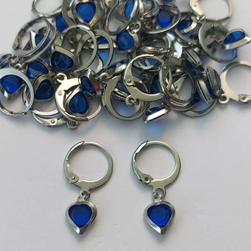 BRINCO EM AÇO INOXIDÁVEL - BRINCOS ARGOLAS DE PRESSÃO COM PINGENTE EM ZIRCÔNIA CORAÇÃO AZUL 7X8MM - COMPOSIÇÃO: AÇO INOXIDÁVEL - (AÇO1730) - ACBR000267