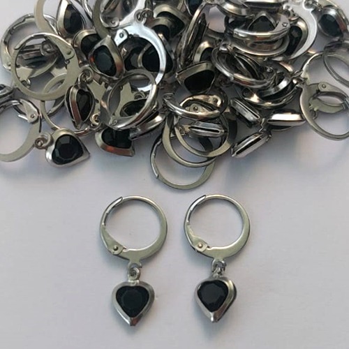 BRINCO EM AÇO INOXIDÁVEL - BRINCOS ARGOLAS DE PRESSÃO COM PINGENTE EM ZIRCÔNIA CORAÇÃO PRETA 7X8MM - COMPOSIÇÃO: AÇO INOXIDÁVEL - (AÇO1733)- ACBR000270
