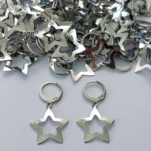 BRINCO EM AÇO INOXIDÁVEL - BRINCOS ARGOLAS DE PRESSÃO COM PINGENTE ESTRELA VAZADA 17MM - COMPOSIÇÃO: AÇO INOXIDÁVEL - (AÇO1743)- ACBR000274