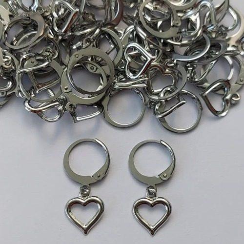 BRINCO EM AÇO INOXIDÁVEL - BRINCOS ARGOLAS DE PRESSÃO COM PINGENTE CORAÇÃO VAZADO 8MM - COMPOSIÇÃO: AÇO INOXIDÁVEL - (AÇO1748)- ACBR000280