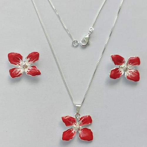 CONJUNTO FOLHEADO A PRATA COM 50 MILÉSIMOS + VERNIZ DIAMOND - CONJUNTO COM CORRENTE VENEZIANA 45CM -BRINCOS DE PINO E PINGENTES EM FLORES ESMALTADAS VERMELHA 16X19MM - (PRA110)PRCJ000132