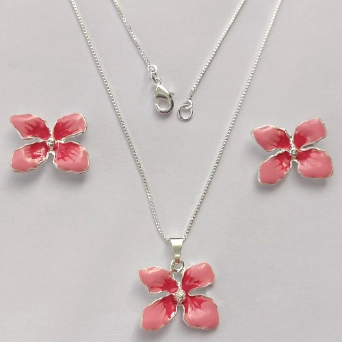 CONJUNTO FOLHEADO A PRATA COM 50 MILÉSIMOS + VERNIZ DIAMOND - CONJUNTO COM CORRENTE VENEZIANA 45CM - BRINCOS DE PINO E PINGENTES EM FLORES ESMALTADAS ROSA 16X19MM (PRA112) PRCJ000135