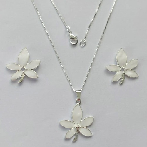 CONJUNTO FOLHEADO A PRATA COM 50 MILÉSIMOS + VERNIZ DIAMOND - CONJUNTO COM CORRENTE 45CM - BRINCOS DE PINO E PINGENTES EM FLORES ESMALTADAS BRANCA 21X23MM (PRA113) PRCJ000136