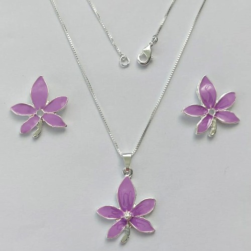 CONJUNTO FOLHEADO A PRATA COM 50 MILÉSIMOS + VERNIZ DIAMOND - CONJUNTO COM CORRENTE VENEZIANA 45CM - BRINCOS DE PINO E PINGENTES EM FLORES ESMALTADAS LILÁS 21X23MM (PRA114) PRCJ000137