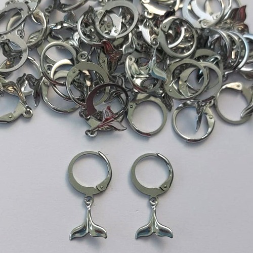 BRINCO EM AÇO INOXIDÁVEL - BRINCO ARGOLINHA DE PRESSÃO COM PINGENTE RABO DE BALEIA 10MM - COMPOSIÇÃO: AÇO INOXIDÁVEL (AÇO1779) ACBR000307