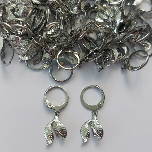 BRINCO EM AÇO INOXIDÁVEL - BRINCO ARGOLINHA DE PRESSÃO COM PINGENTE FOLHAS 16MM - COMPOSIÇÃO: AÇO INOXIDÁVEL (AÇO1782) ACBR000308