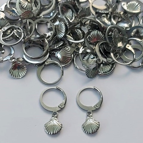 BRINCO EM AÇO INOXIDÁVEL - BRINCO ARGOLINHA DE PRESSÃO COM PINGENTE CONCHA 7MM - COMPOSIÇÃO: AÇO INOXIDÁVEL (AÇO1781) ACBR000309