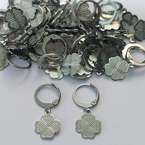 BRINCO EM AÇO INOXIDÁVEL - BRINCO ARGOLINHA DE PRESSÃO COM PINGENTE TREVO QUATRO FOLHAS 11MM - COMPOSIÇÃO: AÇO INOXIDÁVEL (AÇO1783) ACBR000311