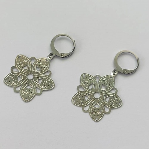 BRINCO EM AÇO INOXIDÁVEL- BRINCO ARGOLINHA DE PRESSÃO COM PINGENTE FLOR 20MM - COMPOSIÇÃO: AÇO INOXIDÁVEL - (AÇO1785)ACBR000313