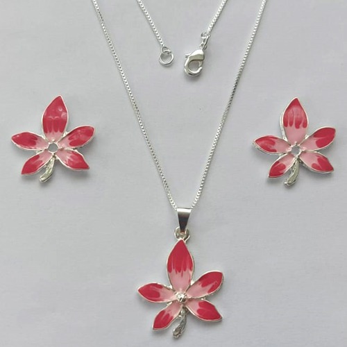 CONJUNTO FOLHEADO A PRATA COM 50 MILÉSIMOS + VERNIZ DIAMOND - CONJUNTO COM CORRENTE VENEZIANA 45CM - BRINCOS DE PINO E PINGENTES EM FLORES ESMALTADAS ROSAS 19X16MM - (PRA138) PRCJ000145