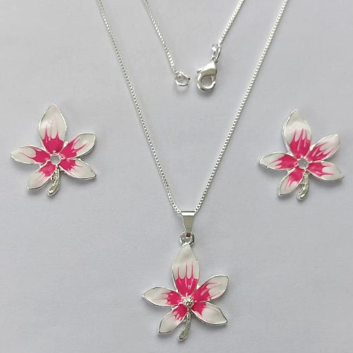 CONJUNTO FOLHEADO A PRATA COM 50 MILÉSIMOS + VERNIZ DIAMOND - CONJUNTO COM CORRENTE  45CM - BRINCOS DE PINO E PINGENTES EM FLORES ESMALTADAS ROSAS E BRANCAS 24X21MM - (PRA139) PRCJ000146