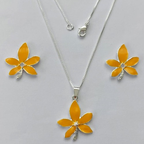 CONJUNTO FOLHEADO A PRATA COM 50 MILÉSIMOS + VERNIZ DIAMOND - CONJUNTO COM CORRENTE VENEZIANA 45CM - BRINCOS DE PINO E PINGENTES EM FLORES ESMALTADAS AMARELAS 24X21MM - (PRA140) PRCJ000147