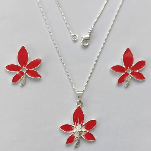 CONJUNTO FOLHEADO A PRATA COM 50 MILÉSIMOS + VERNIZ DIAMOND - CONJUNTO COM CORRENTE VENEZIANA 45CM - BRINCOS DE PINO E PINGENTES EM FLORES ESMALTADAS VERMELHAS 24X21MM - (PRA141) PRCJ000148