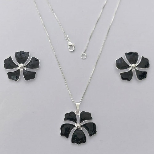 CONJUNTO FOLHEADO A PRATA COM 50 MILÉSIMOS + VERNIZ DIAMOND - CONJUNTO COM CORRENTE VENEZIANA 45CM - BRINCOS DE PINO E PINGENTES EM FLORES ESMALTADAS PRETAS 25X23MM - (PRA156) PRCJ000149