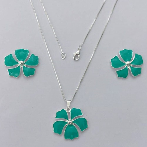 CONJUNTO FOLHEADO A PRATA COM 50 MILÉSIMOS + VERNIZ DIAMOND - CONJUNTO COM CORRENTE VENEZIANA 45CM - BRINCOS DE PINO E PINGENTES EM FLORES ESMALTADAS VERDES 25X23MM - (PRA157) PRCJ000150