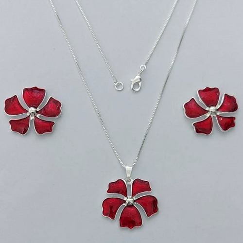 CONJUNTO FOLHEADO A PRATA COM 50 MILÉSIMOS + VERNIZ DIAMOND - CONJUNTO COM CORRENTE VENEZIANA 45CM - BRINCOS DE PINO E PINGENTES EM FLORES ESMALTADAS VERMELHAS 25X23MM - (PRA158)PRCJ000151