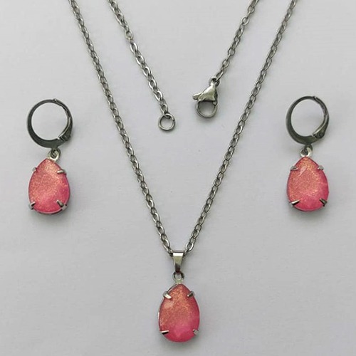 CONJUNTO EM AÇO INOXIDÁVEL - (AÇO03) GARGANTILHA COM CORRENTE 50CM E PINGENTE EM RESINA ROSA COM BRILHOS 3X7 - COMPOSIÇÃO: AÇO INOXIDÁVEL - (AÇO1798) ACCJ000083