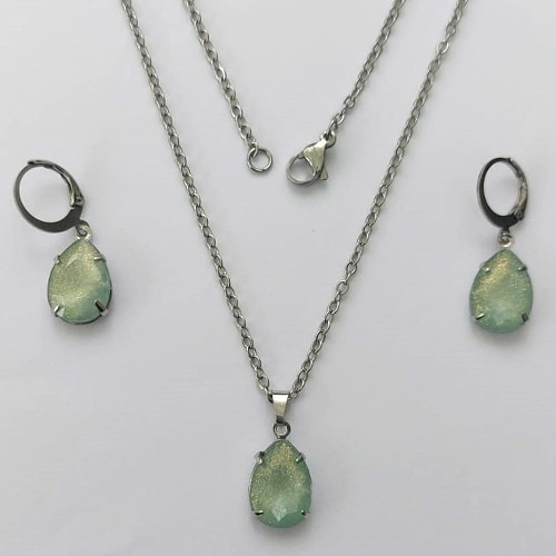 CONJUNTO EM AÇO INOXIDÁVEL - (AÇO03) GARGANTILHA COM CORRENTE 50CM E PINGENTE EM RESINA VERDE COM BRILHOS 3X7 - COMPOSIÇÃO: AÇO INOXIDÁVEL - (AÇO1799) ACCJ000084