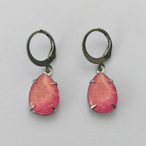 BRINCO EM AÇO INOXIDÁVEL - BRINCO ARGOLINHA DE PRESSÃO COM PINGENTE EM RESINA ROSA COM BRILHOS 3X7MM - COMPOSIÇÃO: AÇO INOXIDÁVEL - (AÇO1800)ACBR000317
