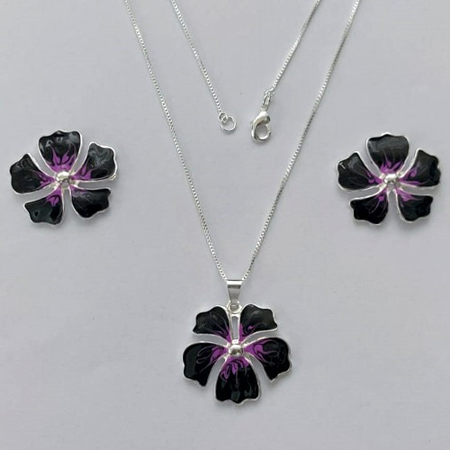 CONJUNTO FOLHEADO A PRATA COM 50 MILÉSIMOS + VERNIZ DIAMOND - CONJUNTO COM CORRENTE VENEZIANA 45CM - BRINCOS DE PINO E PINGENTES EM FLORES ESMALTADAS PRETA COM ROXO  17X20MM - PRA160 PRCJ000153