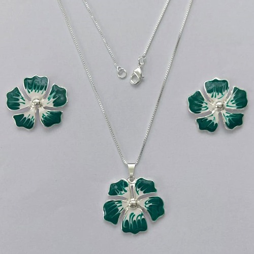 CONJUNTO FOLHEADO A PRATA COM 50 MILÉSIMOS + VERNIZ DIAMOND - CONJUNTO COM CORRENTE VENEZIANA 45CM - BRINCOS DE PINO E PINGENTES EM FLORES ESMALTADAS VERDE COM BRANCO 17X20MM - (PRA161) PRCJ000154