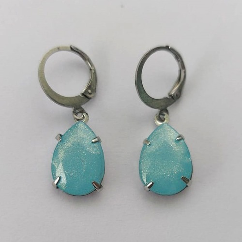 BRINCO EM AÇO INOXIDÁVEL - BRINCO ARGOLINHA DE PRESSÃO COM PINGENTE EM RESINA AZUL COM BRILHOS 3X7MM - COMPOSIÇÃO: AÇO INOXIDÁVEL - (AÇO1810)ACBR000322