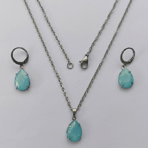 CONJUNTO EM AÇO INOXIDÁVEL - (AÇO03) GARGANTILHA COM CORRENTE 50CM E PINGENTE EM RESINA AZUL COM BRILHOS 3X7MM - COMPOSIÇÃO: AÇO INOXIDÁVEL - AÇO1812 ACCJ000087