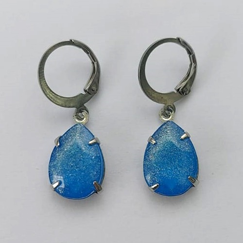 BRINCO EM AÇO INOXIDÁVEL - BRINCO ARGOLINHA DE PRESSÃO COM PINGENTE EM RESINA AZUL COM BRILHOS 3X7MM - COMPOSIÇÃO: AÇO INOXIDÁVEL - (AÇO1820) ACBR000326