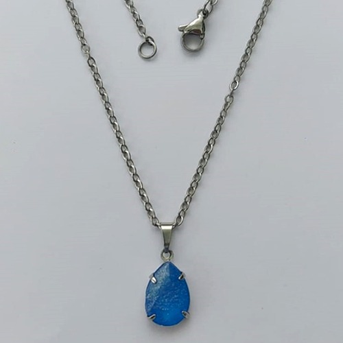 GARGANTILHA EM AÇO INOXIDÁVEL - (AÇO03) GARGANTILHA COM CORRENTE 50CM E PINGENTE EM RESINA AZUL COM BRILHOS 3X7MM - COMPOSIÇÃO: AÇO INOXIDÁVEL - (AÇO1824) ACGG000355
