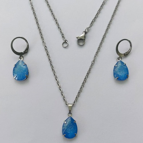 CONJUNTO EM AÇO INOXIDÁVEL - (AÇO03) GARGANTILHA COM CORRENTE 50CM E PINGENTE EM RESINA AZUL COM BRILHOS 3X7MM - COMPOSIÇÃO: AÇO INOXIDÁVEL - (AÇO1828) ACCJ000091