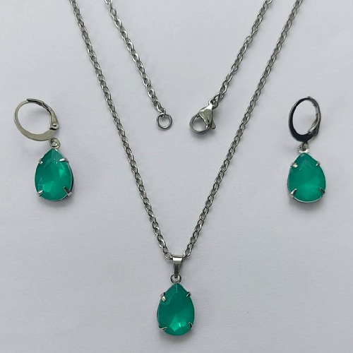 CONJUNTO EM AÇO INOXIDÁVEL - (AÇO03) GARGANTILHA COM CORRENTE 50CM E PINGENTE EM RESINA VERDE 3X7MM - COMPOSIÇÃO: AÇO INOXIDÁVEL - (AÇO1838) ACCJ000093