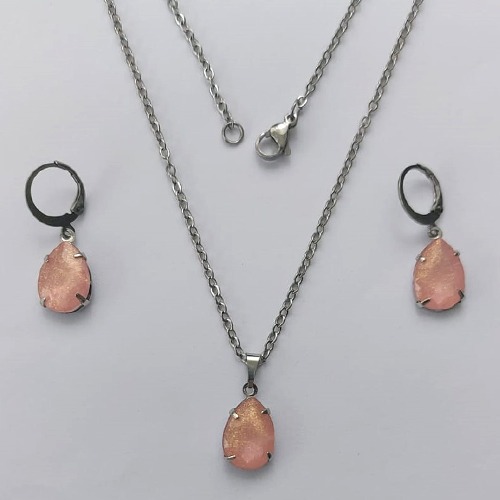 CONJUNTO EM AÇO INOXIDÁVEL - (AÇO03) GARGANTILHA COM CORRENTE 50CM E PINGENTE EM RESINA SALMÃO COM BRILHOS 3X7MM - COMPOSIÇÃO: AÇO INOXIDÁVEL - (AÇO1839) ACCJ000094 ACCJ000094