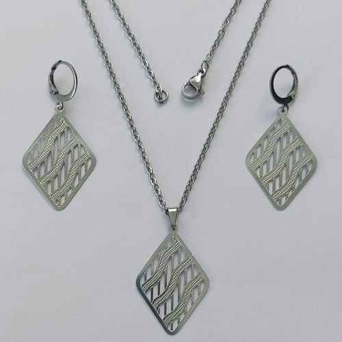 CONJUNTO EM AÇO INOXIDÁVEL - (AÇO03) GARGANTILHA COM CORRENTE 50CM E PINGENTE VAZADOS 25X15MM E BRINCO ARGOLA DE PRESSÃO COM PINGENTE VAZADOS - COMPOSIÇÃO: AÇO INOXIDÁVEL - (AÇO1841) ACCJ000096