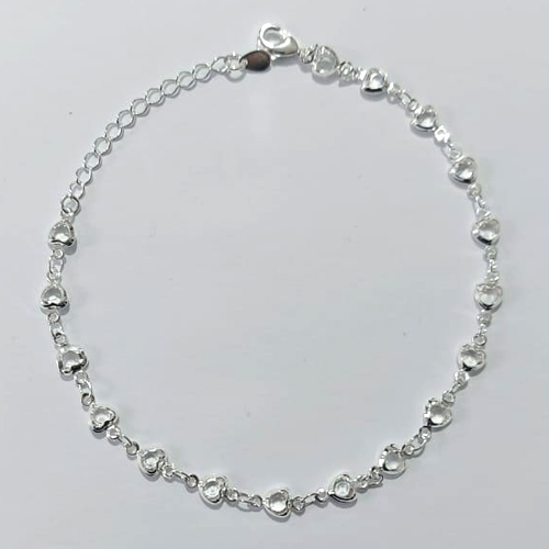 PULSEIRA FOLHEADA A PRATA COM 50 MILÉSIMOS + VERNIZ DIAMOND - PULSEIRA COM CORAÇÕES EM PEDRA CRISTAIS - TAMANHO: 18CM + EXTENSOR E FECHO LAGOSTA PRPS001127