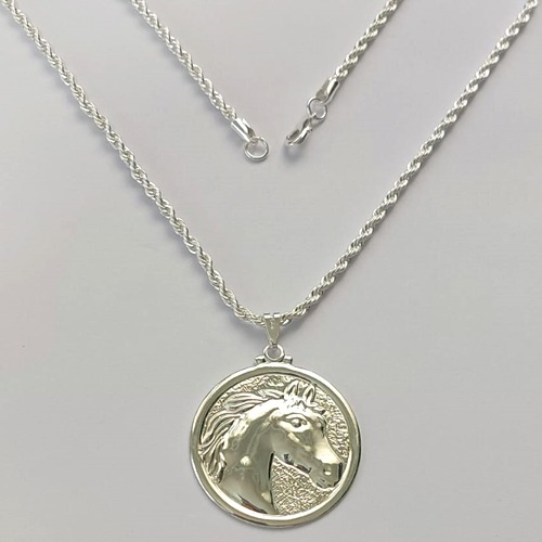 GARGANTILHA FOLHEADA A PRATA COM 80 MILÉSIMOS + VERNIZ CATAFORÉTICO - GARGANTILHA CORRENTE CORDÃO BAIANO 50CM PINGENTE CAVALO 39MM - LARGURA 2MM E FECHO LAGOSTA (PRA174) PRGG001401
