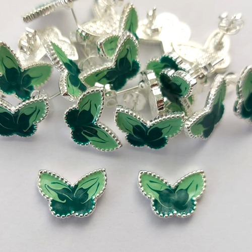 BRINCO FOLHEADO A PRATA COM 50 MILÉSIMOS + VERNIZ DIAMOND - BRINCO DE PINO BORBOLETA VERDE 8MM (PRA194) PRBR001106
