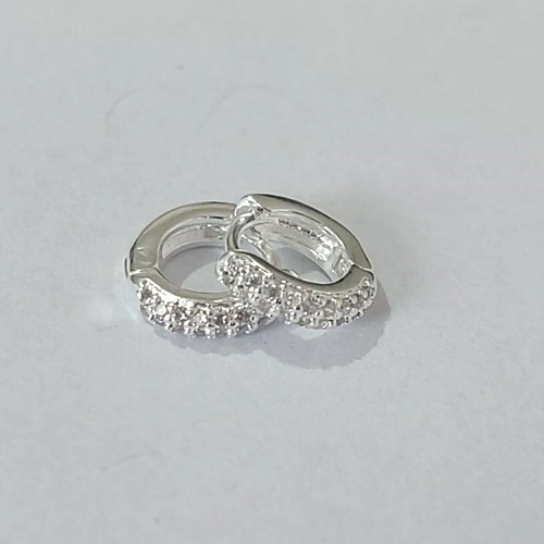 BRINCO FOLHEADO A PRATA COM 50 MILÉSIMOS + VERNIZ DIAMOND ARGOLA COM 2 FILEIRAS DE MICRO ZIRCÔNIAS CRISTAL 10MM PRBR001109