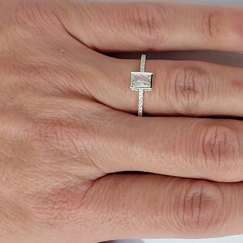 ANEL FOLHEADO A PRATA COM 50 MILÉSIMOS + VERNIZ DIAMOND COM MICRO ZIRCÔNIAS E ZIRCÔNIA QUADRADA 5MM LARGURA 1.0MM PRAN000075