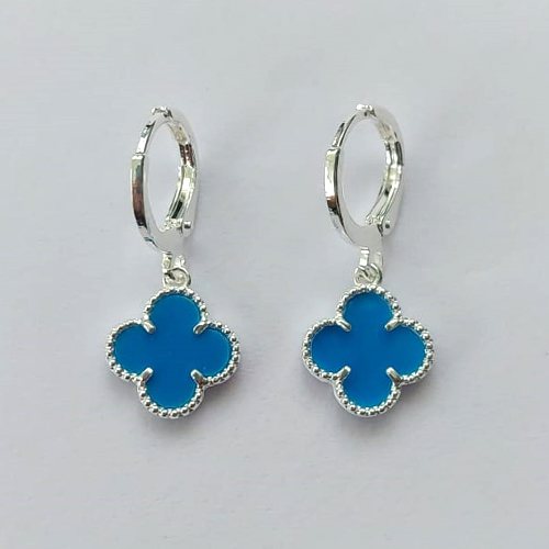 BRINCO FOLHEADO A PRATA COM 50 MILÉSIMOS + VERNIZ DIAMOND - BRINCO ARGOLINHA DE PRESSÃO (TRANQUETA) TREVO AZUL 10MM (PRA199) PRBR001111