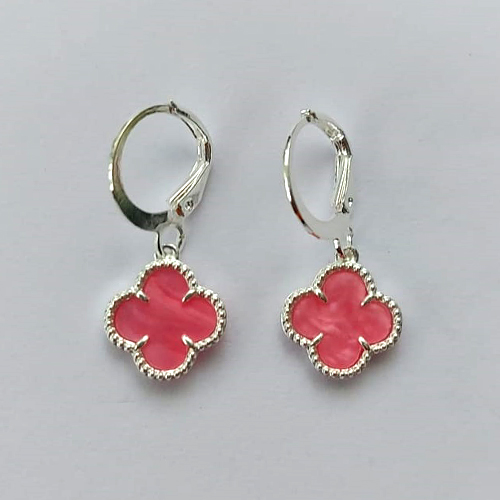 BRINCO FOLHEADO A PRATA COM 50 MILÉSIMOS + VERNIZ DIAMOND - BRINCO ARGOLINHA DE PRESSÃO (TRANQUETA) TREVO ROSA 10MM (PRA200) PRBR001112