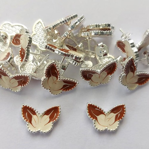 BRINCO FOLHEADO A PRATA COM 50 MILÉSIMOS + VERNIZ DIAMOND - BRINCO DE PINO BORBOLETA MARROM COM BRANCA 8MM (PRA211)PRBR001120