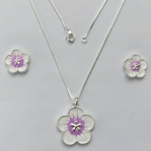 CONJUNTO FOLHEADO A PRATA COM 50 MILÉSIMOS + VERNIZ DIAMOND - CONJUNTO COM CORRENTE VENEZIANA 45CM - BRINCOS DE PINO FLOR ESMALTADA 15MM E PINGENTE EM FLOR ESMALTADA BRANCA / LILÁS  22MM - (PRA239) PRCJ000170