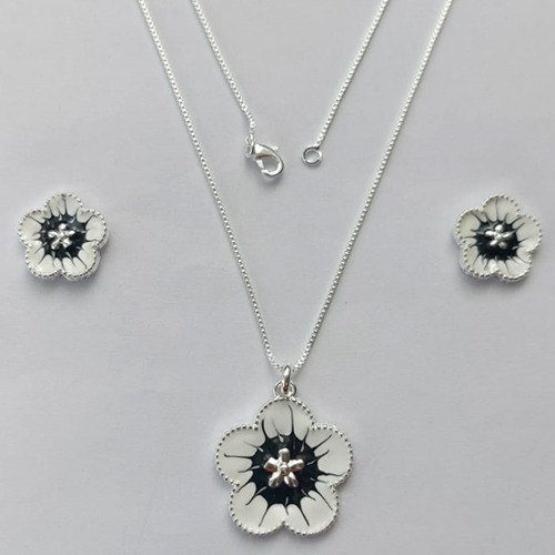 CONJUNTO FOLHEADO A PRATA COM 50 MILÉSIMOS + VERNIZ DIAMOND - CONJUNTO COM CORRENTE VENEZIANA 45CM - BRINCOS DE PINO FLOR ESMALTADA 15MM E PINGENTE EM FLOR ESMALTADA BRANCA / PRETA 22MM - (PRA240) PRCJ000171