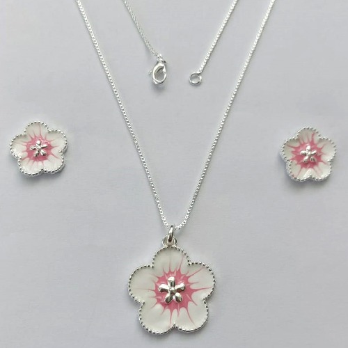 CONJUNTO FOLHEADO A PRATA COM 50 MILÉSIMOS + VERNIZ DIAMOND - CONJUNTO COM CORRENTE VENEZIANA 45CM - BRINCOS DE PINO FLOR ESMALTADA 15MM E PINGENTE EM FLOR ESMALTADA BRANCA / ROSA 22MM - (PRA241) PRCJ000172