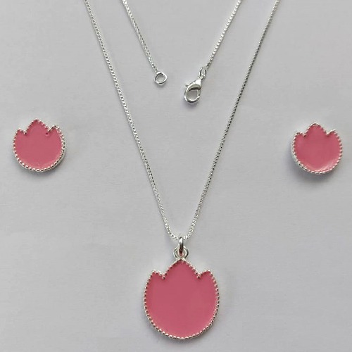 CONJUNTO FOLHEADO A PRATA COM 50 MILÉSIMOS + VERNIZ DIAMOND - CONJUNTO COM CORRENTE VENEZIANA 45CM - BRINCOS DE PINO FLOR ESMALTADA 14MM E PINGENTE EM FLOR ESMALTADA ROSA 20MM - (PRA222) PRCJ000176